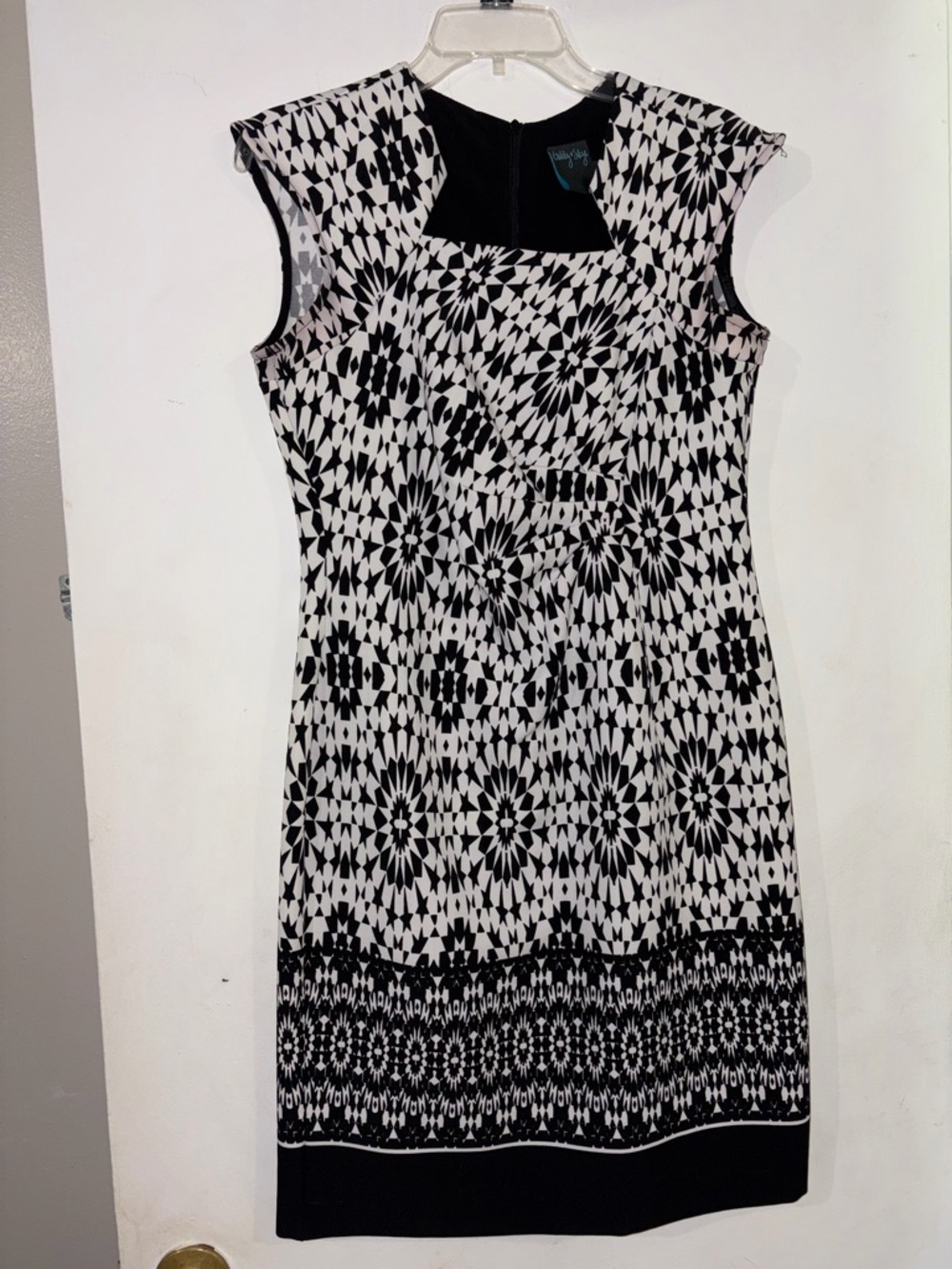Gabby Skye Black and White Geometric Midi Dress
